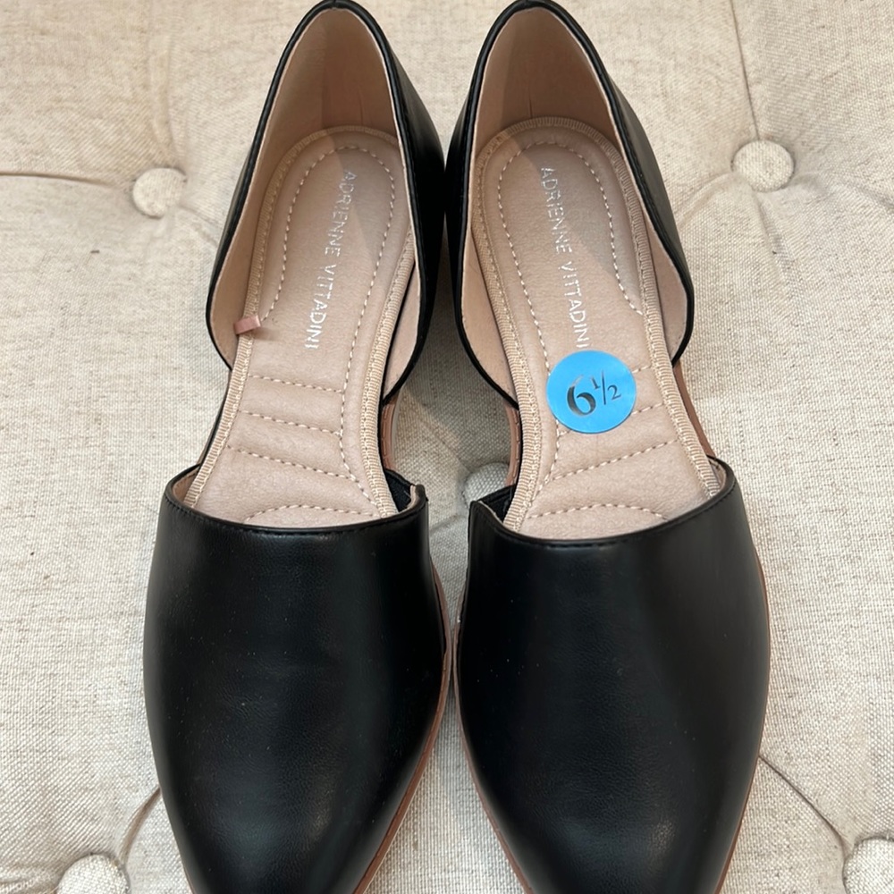 Sporty black flats